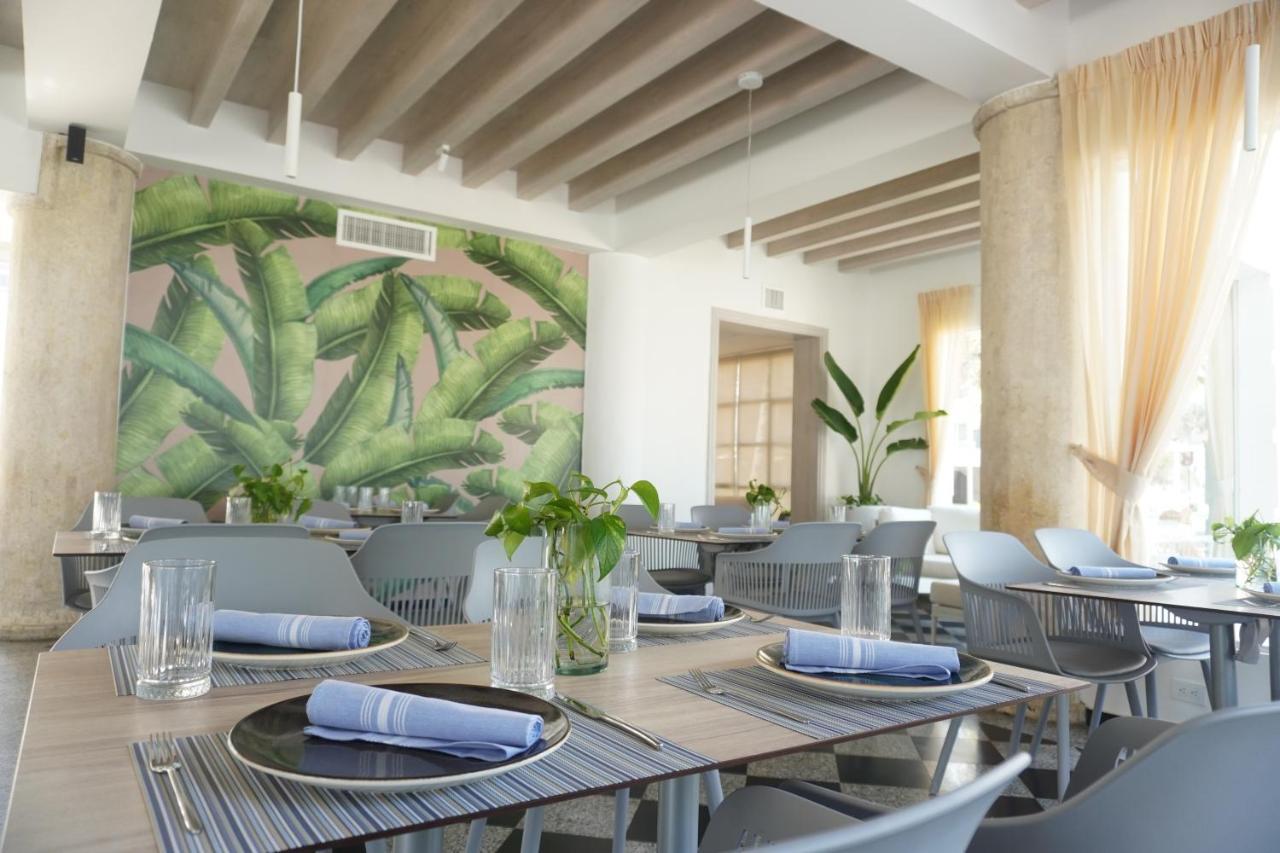 Hotel Las Americas Casa De Playa Cartagena Eksteriør billede Interior of the restaurant