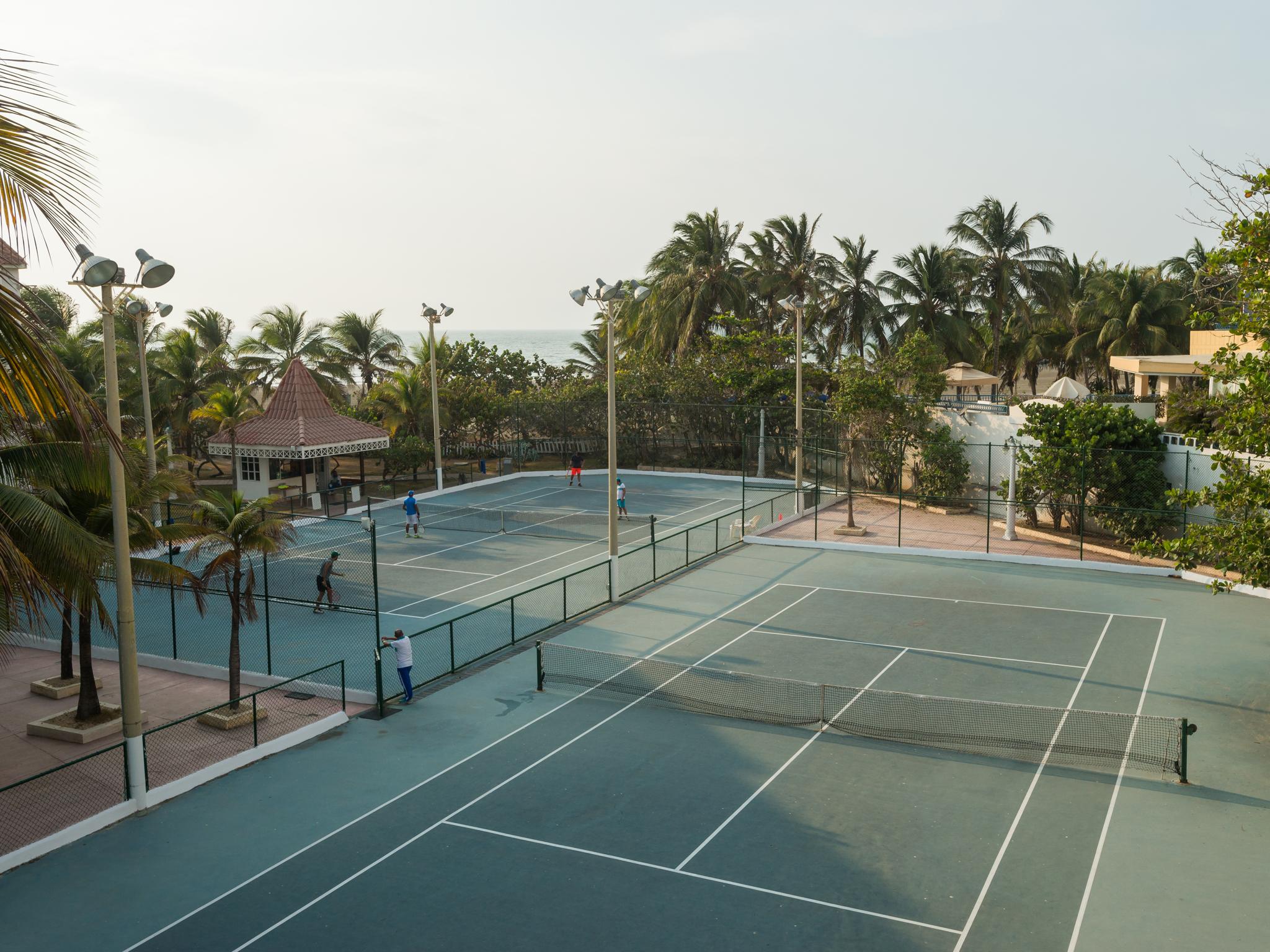 Hotel Las Americas Casa De Playa Cartagena Eksteriør billede Tennis courts at the resort