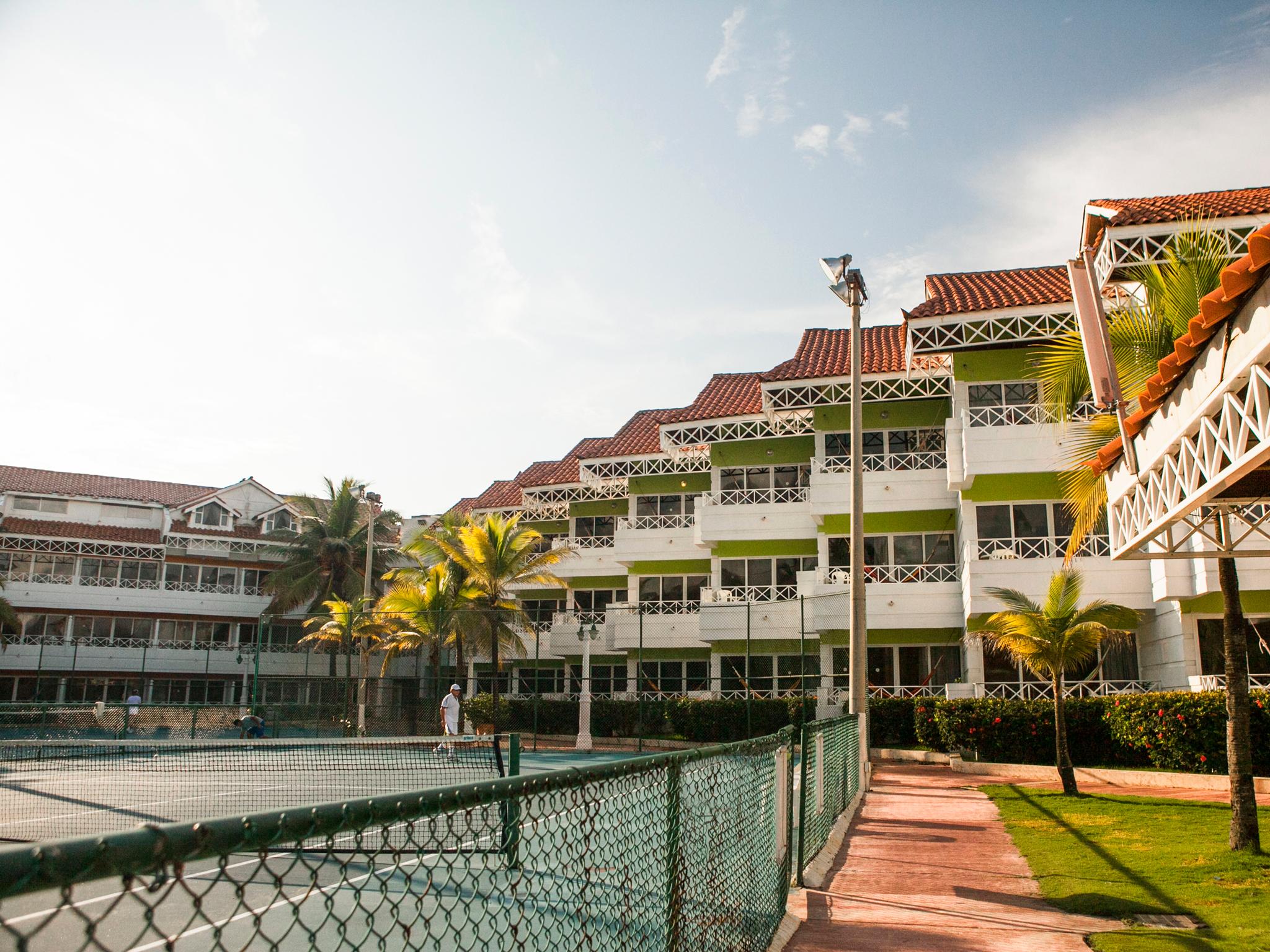 Hotel Las Americas Casa De Playa Cartagena Eksteriør billede The school's main building