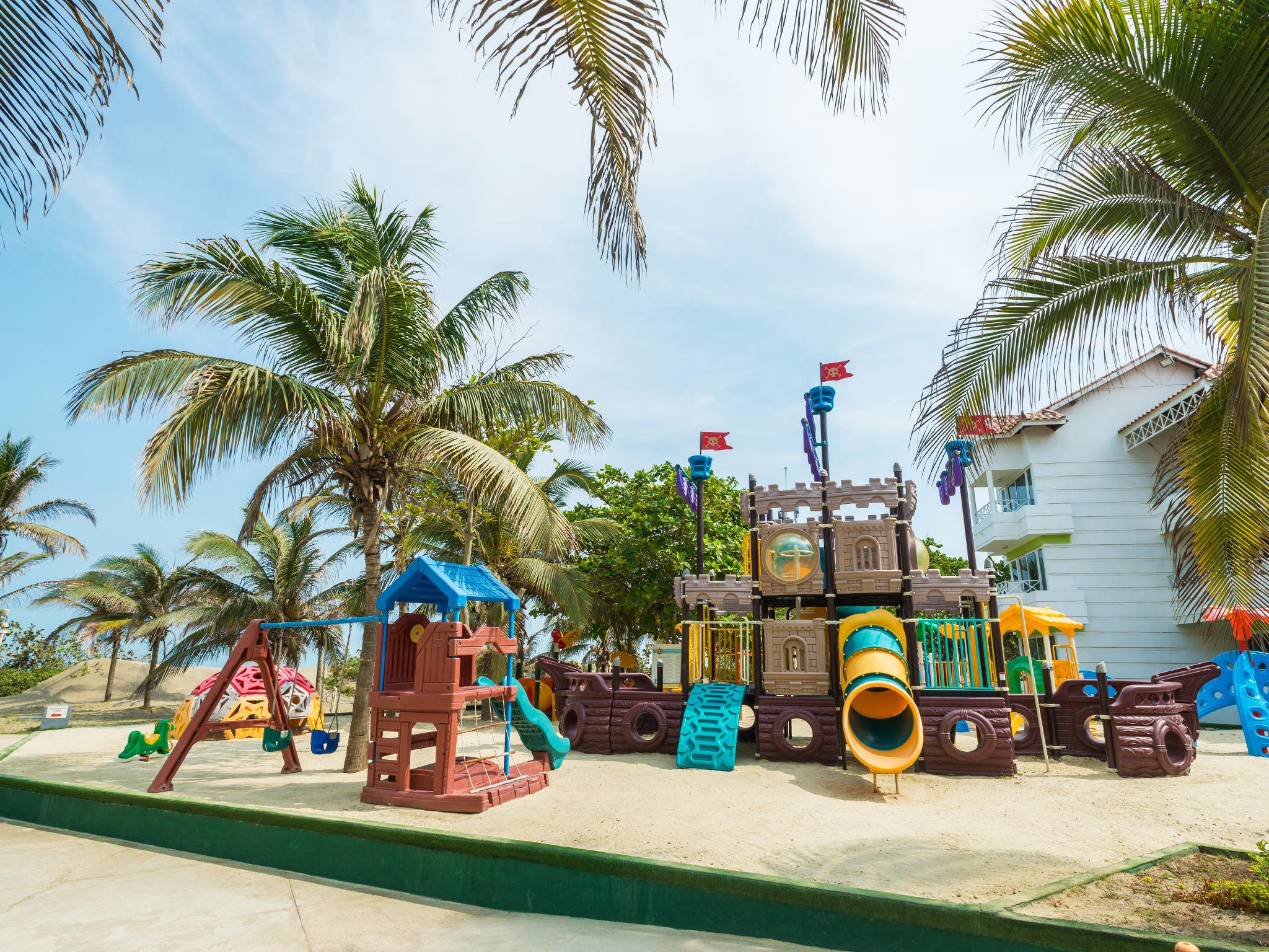 Hotel Las Americas Casa De Playa Cartagena Eksteriør billede Playground at the resort