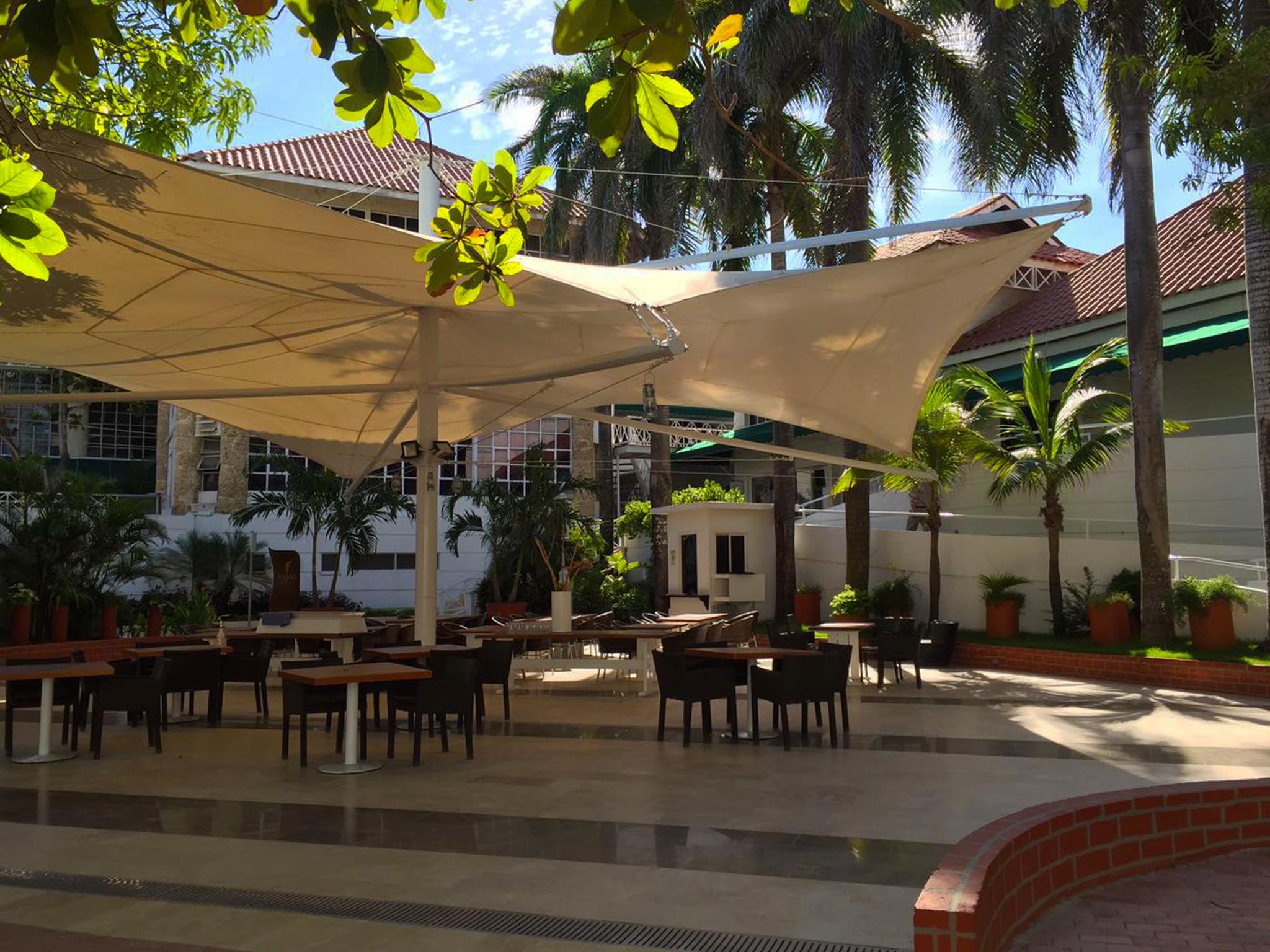 Hotel Las Americas Casa De Playa Cartagena Eksteriør billede The courtyard of the hotel