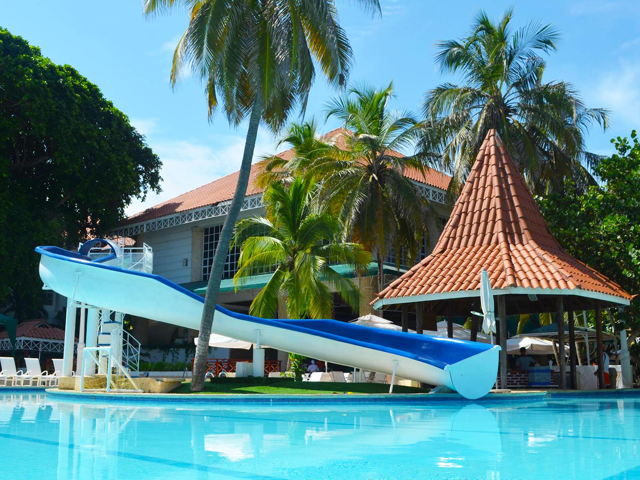 Hotel Las Americas Casa De Playa Cartagena Eksteriør billede The swimming pool at the hotel
