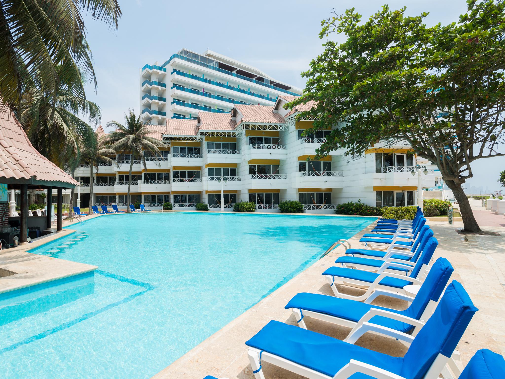 Hotel Las Americas Casa De Playa Cartagena Eksteriør billede The pool at the hotel