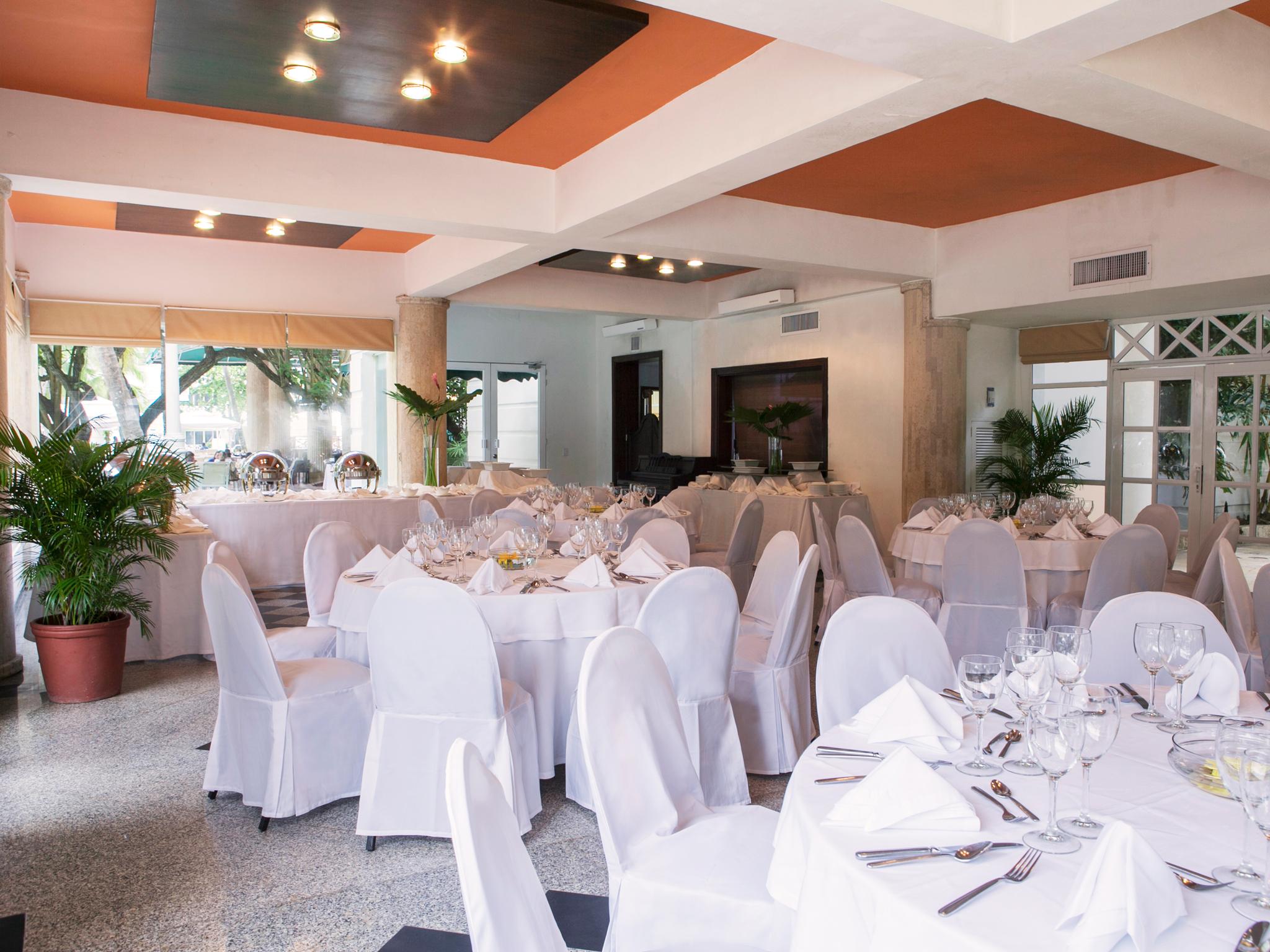 Hotel Las Americas Casa De Playa Cartagena Eksteriør billede A restaurant in the resort