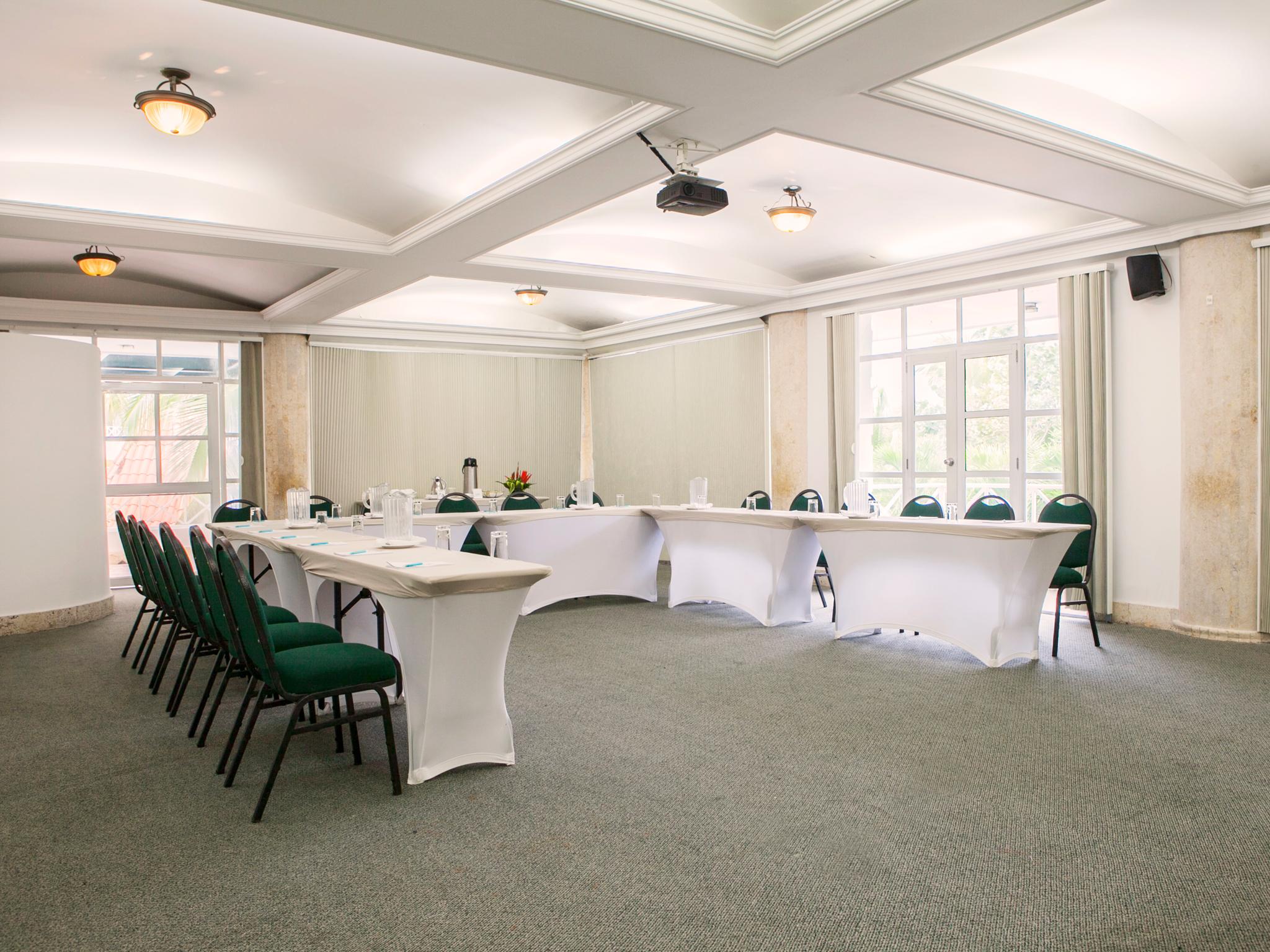 Hotel Las Americas Casa De Playa Cartagena Eksteriør billede Meeting room
