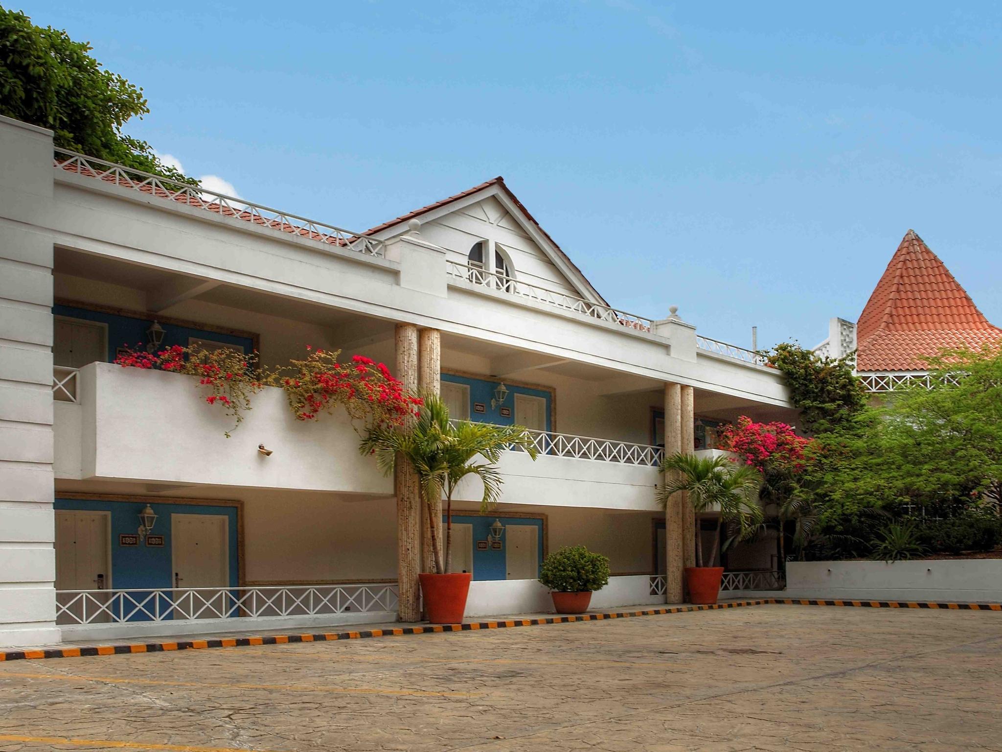 Hotel Las Americas Casa De Playa Cartagena Eksteriør billede The school's main building
