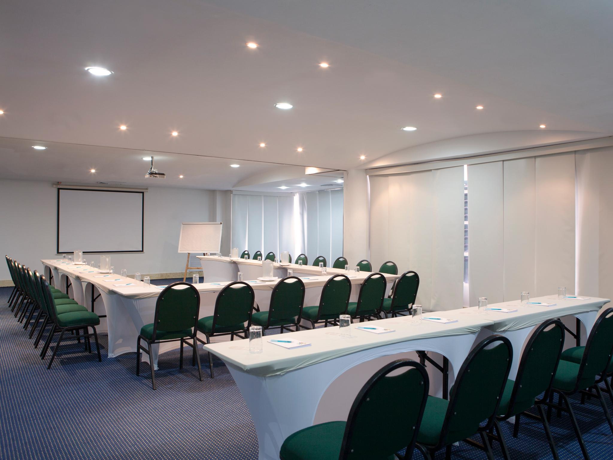 Hotel Las Americas Casa De Playa Cartagena Eksteriør billede Meeting room