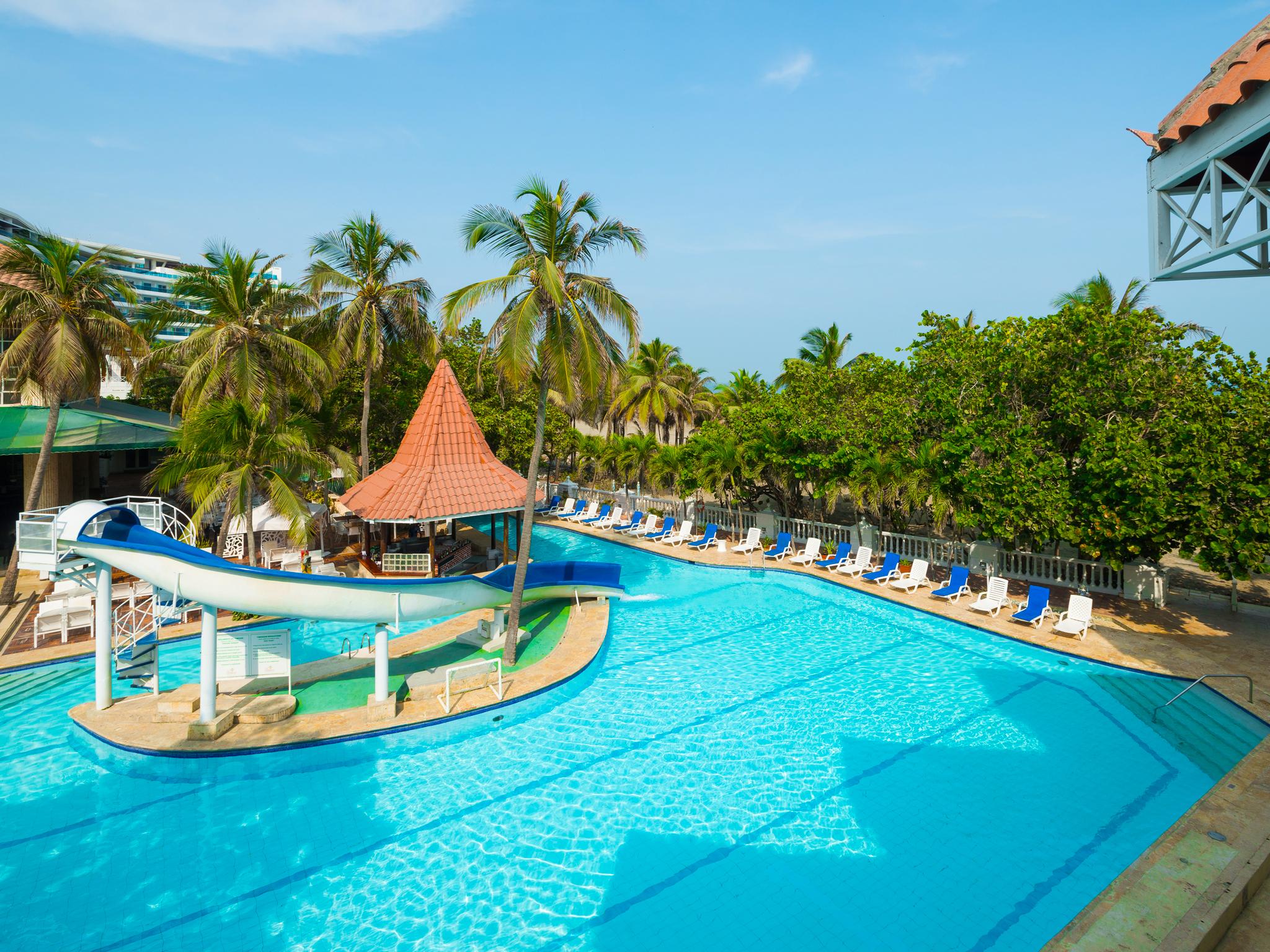 Hotel Las Americas Casa De Playa Cartagena Eksteriør billede The swimming pool at the hotel