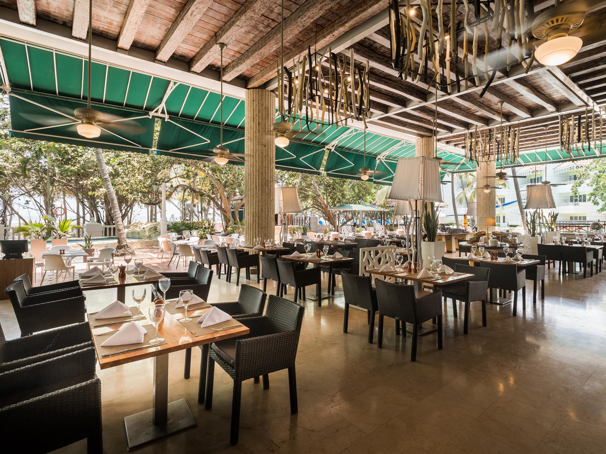 Hotel Las Americas Casa De Playa Cartagena Eksteriør billede The interior of the restaurant