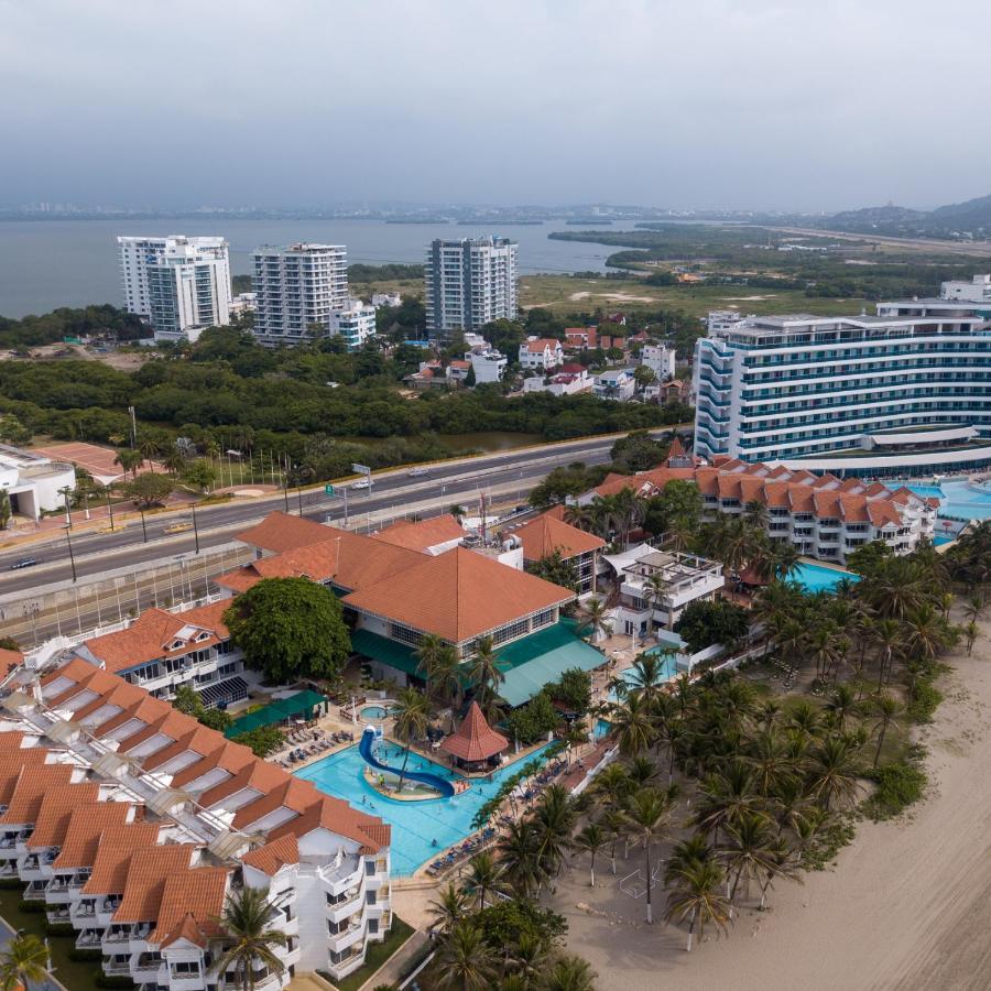 Hotel Las Americas Casa De Playa Cartagena Eksteriør billede Aerial view of the resort