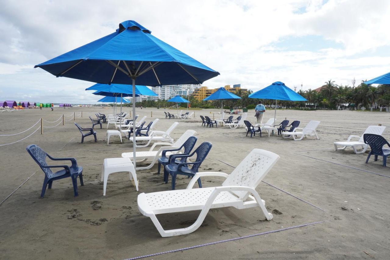 Hotel Las Americas Casa De Playa Cartagena Eksteriør billede Beach chairs and umbrellas at South Beach, Miami