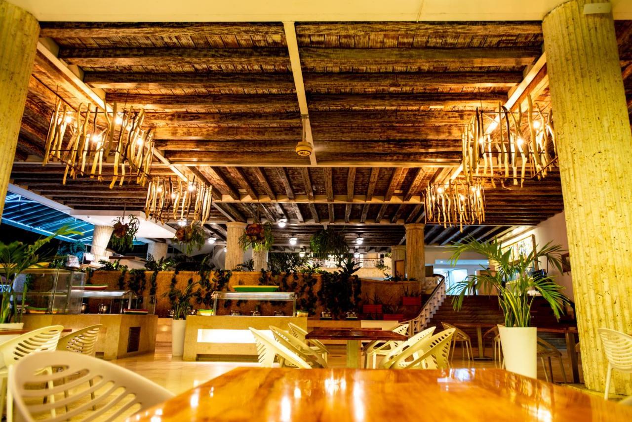 Hotel Las Americas Casa De Playa Cartagena Eksteriør billede The lobby of the hotel