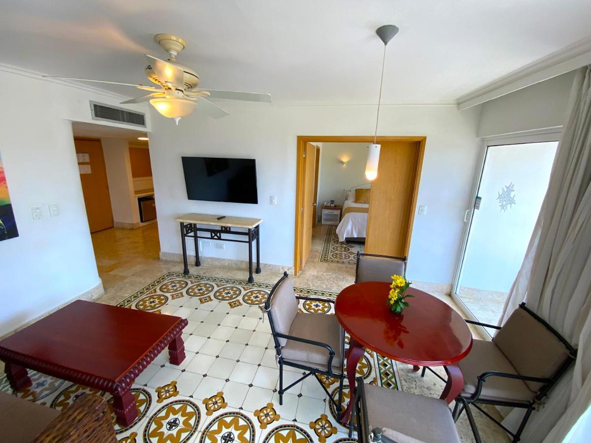 Hotel Las Americas Casa De Playa Cartagena Eksteriør billede A suite at the hotel