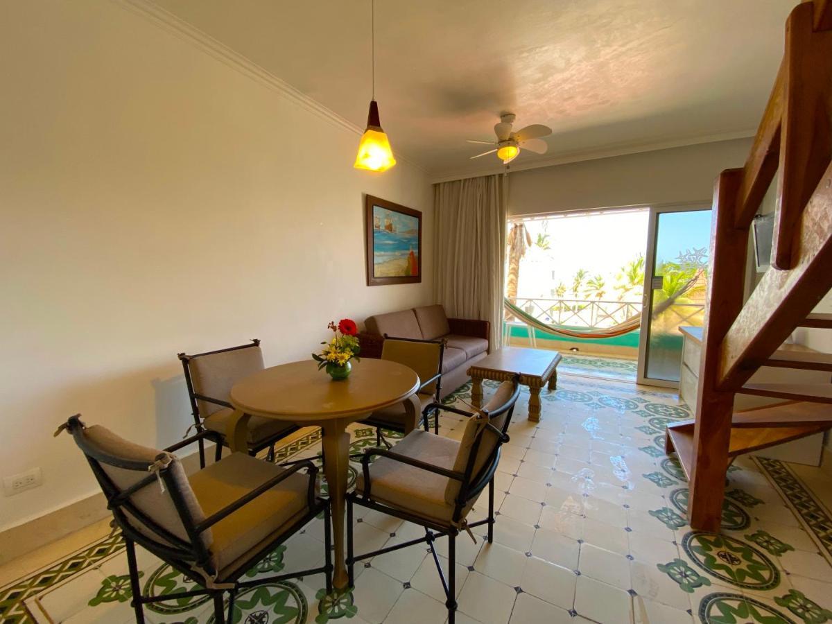 Hotel Las Americas Casa De Playa Cartagena Eksteriør billede Living room in a typical condo