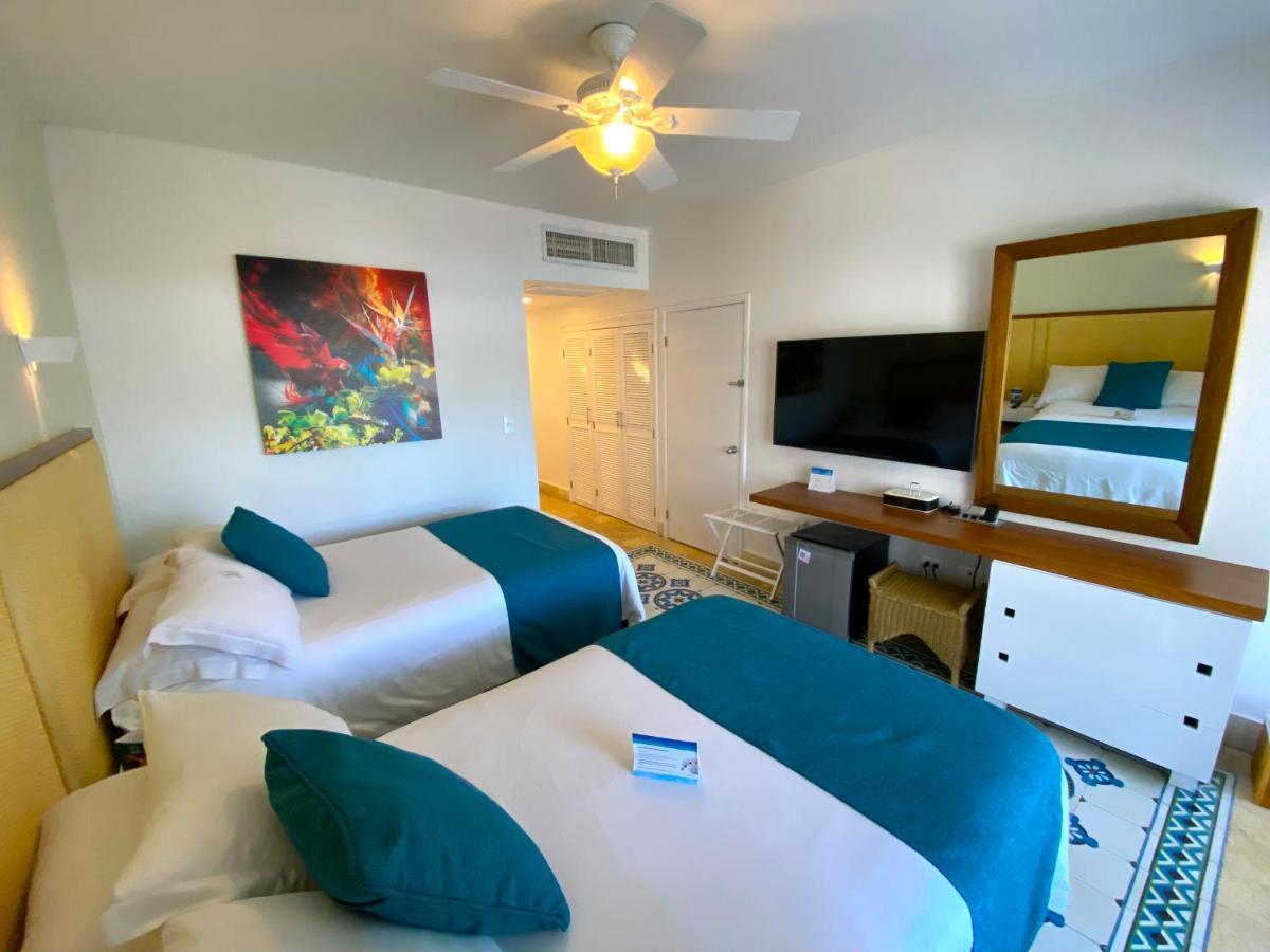 Hotel Las Americas Casa De Playa Cartagena Eksteriør billede A room at the hotel