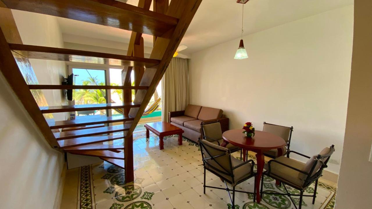 Hotel Las Americas Casa De Playa Cartagena Eksteriør billede A living room in a typical apartment at the resort