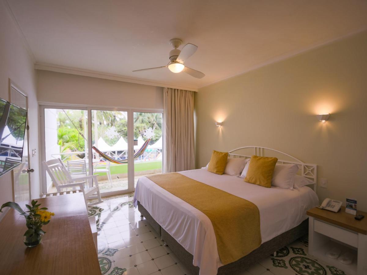 Hotel Las Americas Casa De Playa Cartagena Eksteriør billede A bedroom at the hotel